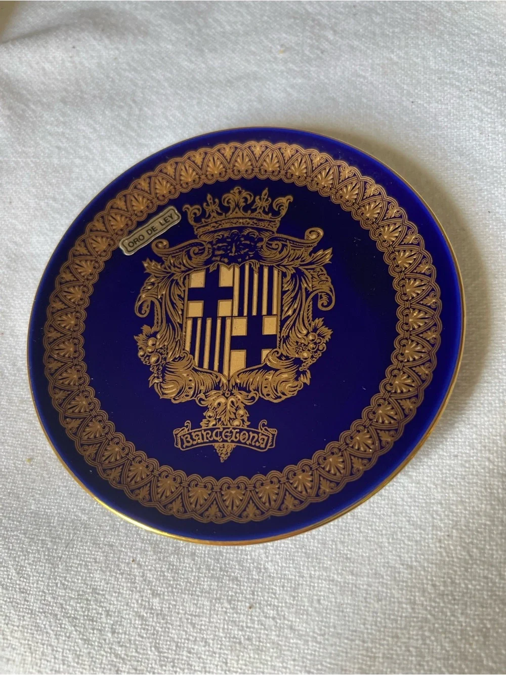 Vintage 1987 Barcelona souvenir plate features a deep cobalt blue